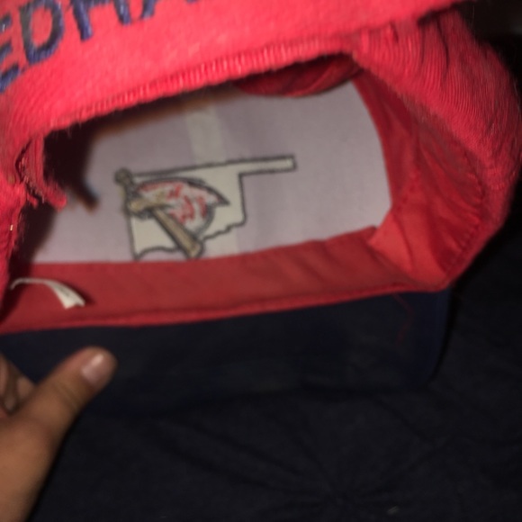 A hat - Picture 2 of 3